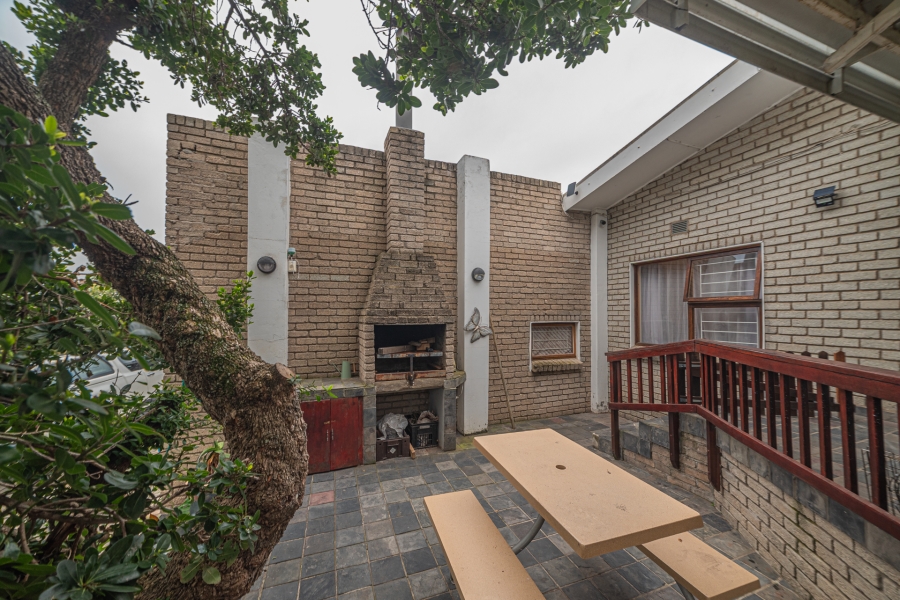 5 Bedroom Property for Sale in Fraaiuitsig Western Cape